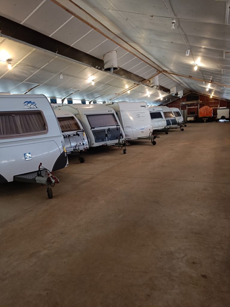 caravans netjes op een rij